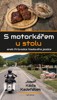 S MOTORKÁŘEM U STOLU