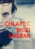 CHLAPEC MEZI DVEŘMI